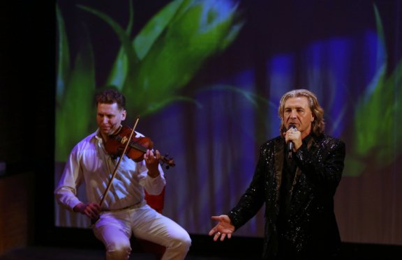 Rene De La Garde &lpar;&Fcy;&rcy;&acy;&ncy;&tscy;&icy;&yacy;&rpar; &scy; &ncy;&ocy;&vcy;&ocy;&gcy;&ocy;&dcy;&ncy;&iecy;&jcy; &pcy;&rcy;&ocy;&gcy;&rcy;&acy;&mcy;&mcy;&ocy;&jcy; &laquo;&Pcy;&ocy;&dcy; &ncy;&iecy;&bcy;&ocy;&mcy; &Pcy;&acy;&rcy;&icy;&zhcy;&acy;&raquo;