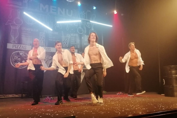 «Танцы. Деньги. Два бедра» комедия