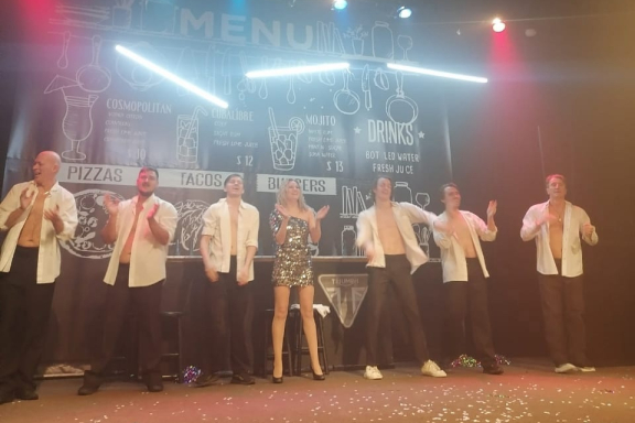 «Танцы. Деньги. Два бедра» комедия