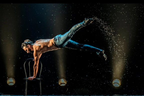 Шоу под дождем «Признание в любви»