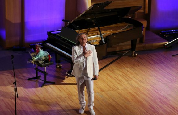 Rene De La Garde &lpar;&Fcy;&rcy;&acy;&ncy;&tscy;&icy;&yacy;&rpar; &scy; &ncy;&ocy;&vcy;&ocy;&gcy;&ocy;&dcy;&ncy;&iecy;&jcy; &pcy;&rcy;&ocy;&gcy;&rcy;&acy;&mcy;&mcy;&ocy;&jcy; &laquo;&Pcy;&ocy;&dcy; &ncy;&iecy;&bcy;&ocy;&mcy; &Pcy;&acy;&rcy;&icy;&zhcy;&acy;&raquo;