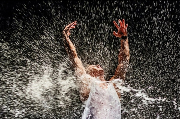 Шоу под дождем «Признание в любви»