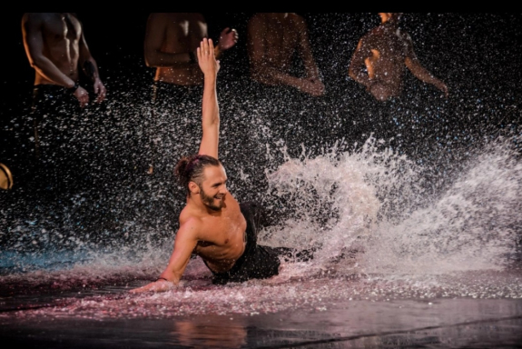 Шоу под дождем «Признание в любви»